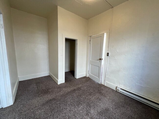 Building Photo - Near Shopping Off Oak Street-All Electric-...