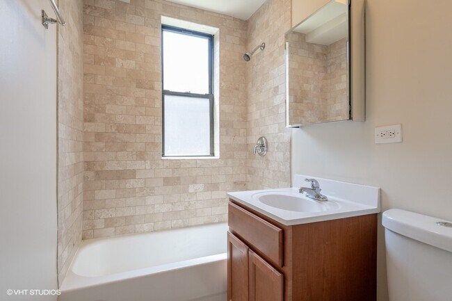 Foto del edificio - Huge Lakeview 2 bed with In-Unit Laundry, ...