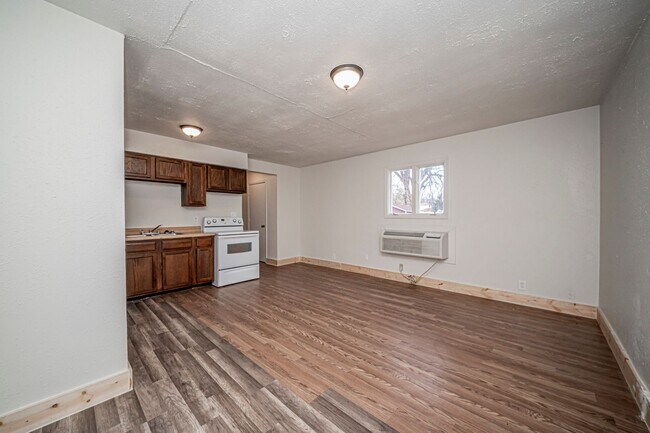 Foto del edificio - Please View 3D Virtual Walk-Through Before Scheduling a Showing