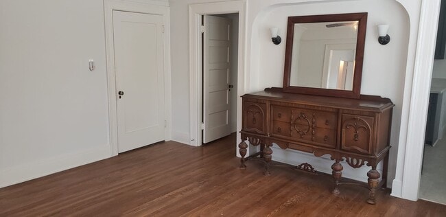 Building Photo - 1510 S Van Ness Ave