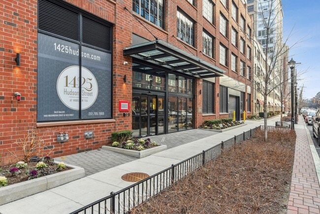Foto del edificio - 1425 Hudson St