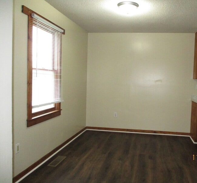 Building Photo - 138 Chestnut Dr SW