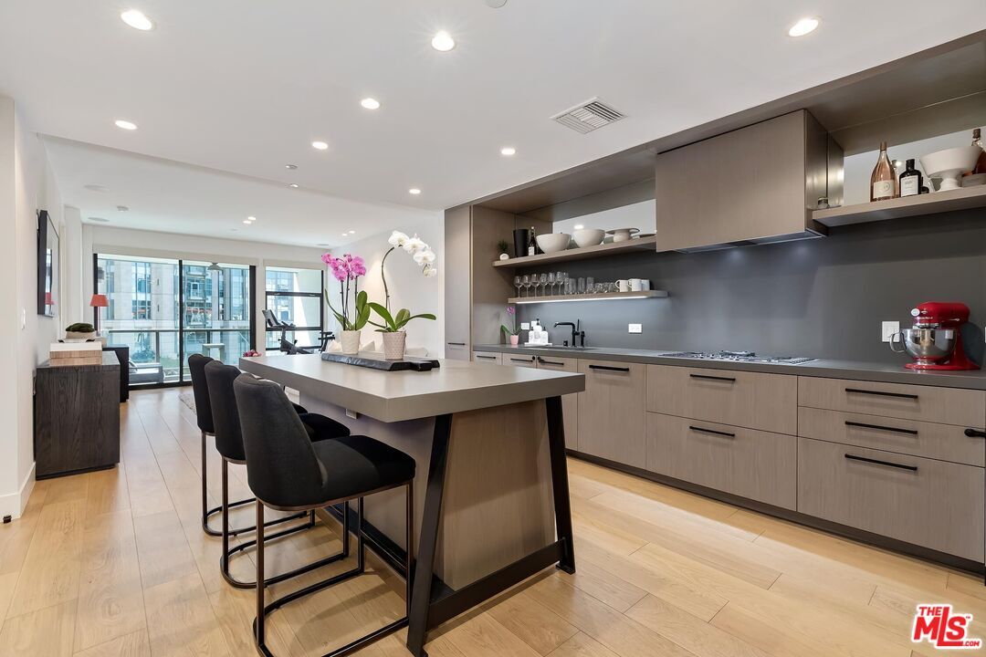 Foto principal - 10777 Wilshire Blvd