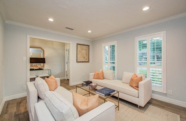 Building Photo - 422 Wycliffe Dr