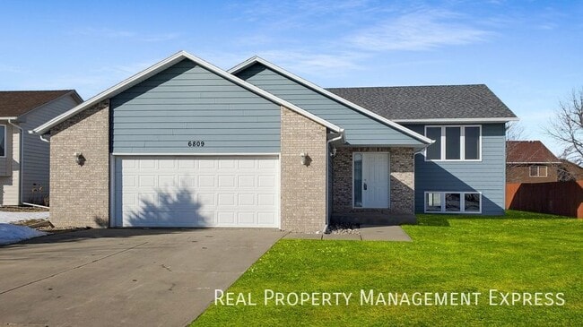 Building Photo - 3 Bed 3 Bath Home with 2 Stall Attached Ga...