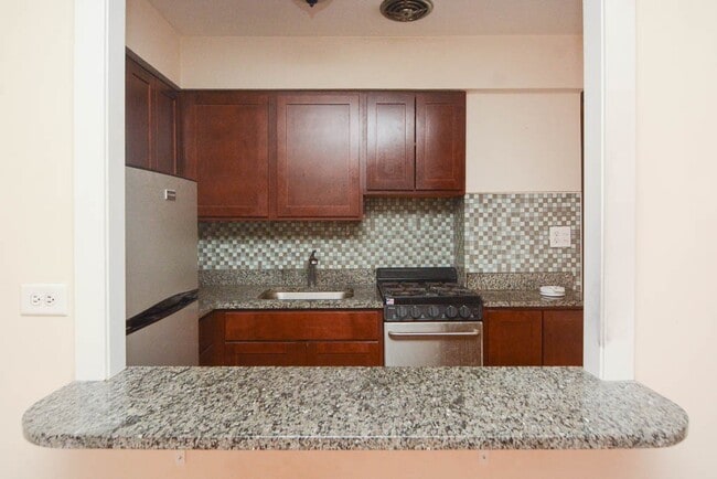 Building Photo - 675 W Wrightwood Ave
