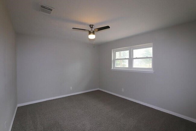 Foto del edificio - 511 Rosewood Dr