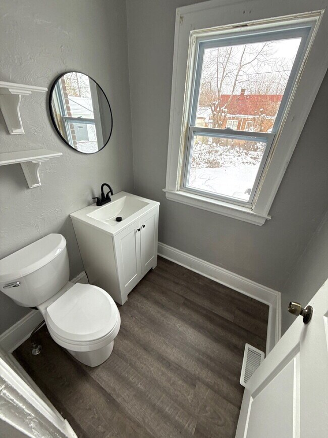 Building Photo - "Charming 3-Bed, 1.5-Bath on East 124th"