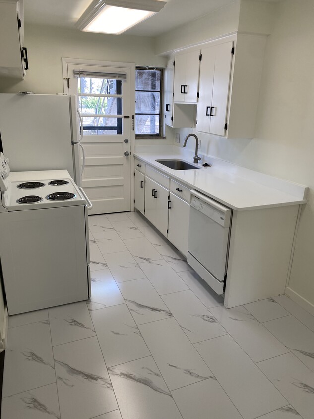 Kitchen - 1362 W 3rd Ave
