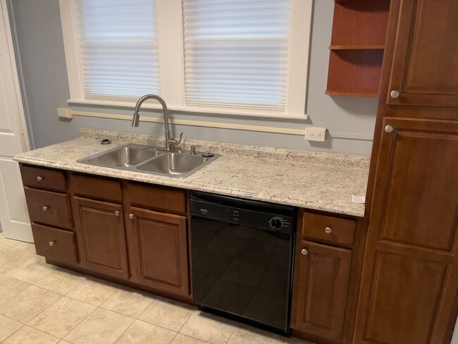 Building Photo - 3 BtR/1.5 Bath  Single Family Home in established west side neighorhood.