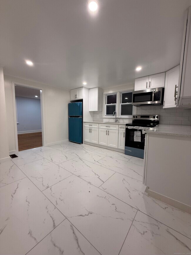 Foto del edificio - 121 Milford Ave