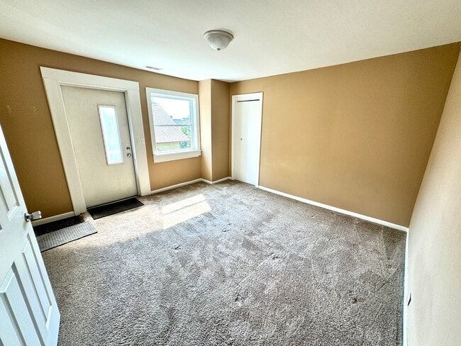 Building Photo - 335 James Ave SE