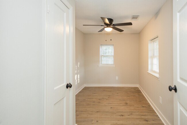 Building Photo - 1465 Pine Dr
