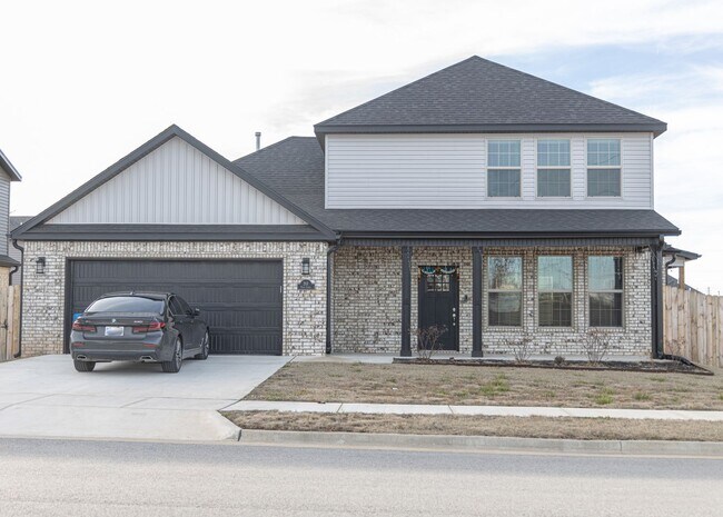 Building Photo - 4 Bedroom 2.5 Bath 2234 SQ Ft