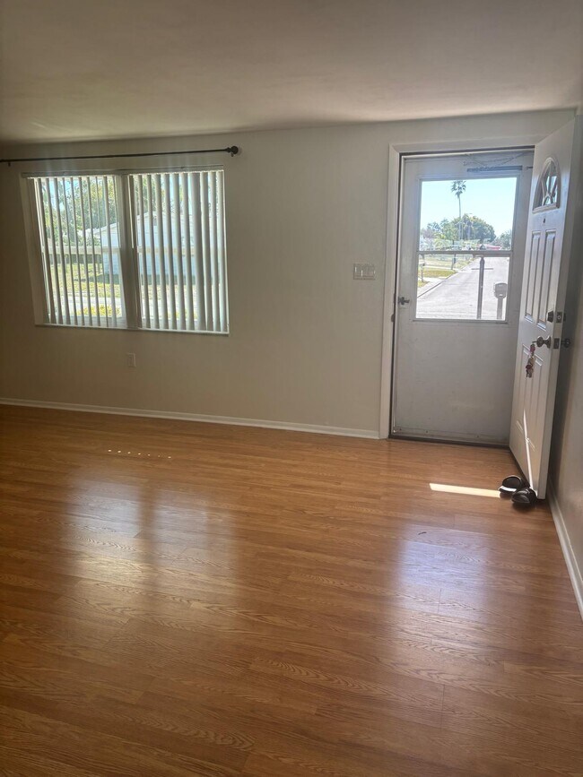 Building Photo - 4853 Manor Dr