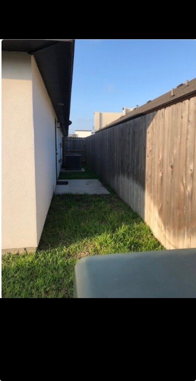 Building Photo - 205 Teak Dr