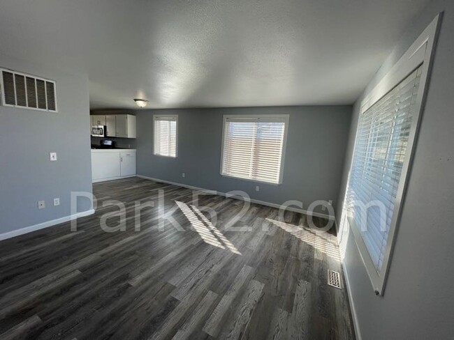 Building Photo - 3 bedroom 1.5 Bathroom Rambler in Tacoma!