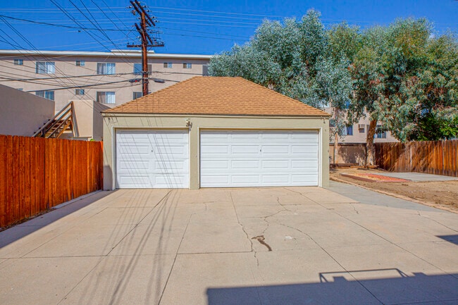 Building Photo - 741 E Doran St