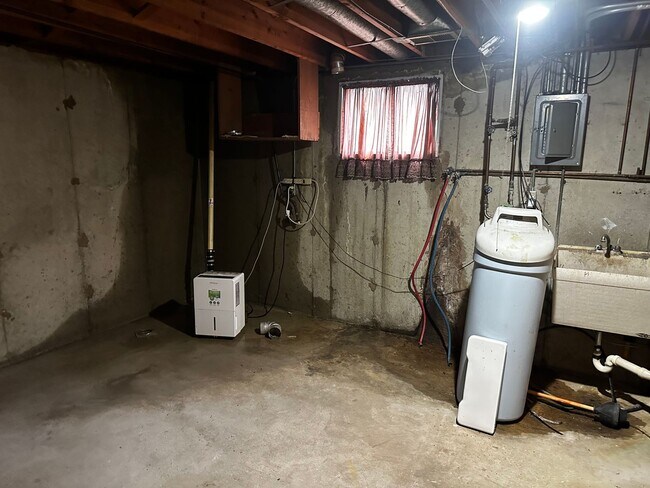 Building Photo - Huge Pet Friendly Home on Rockfords Souths...