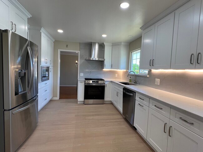 Building Photo - 1159 Runnymede Dr