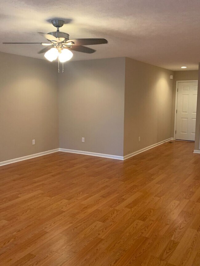 Building Photo - Must see! Charming 3 Bedroom/2 Bath Home w...