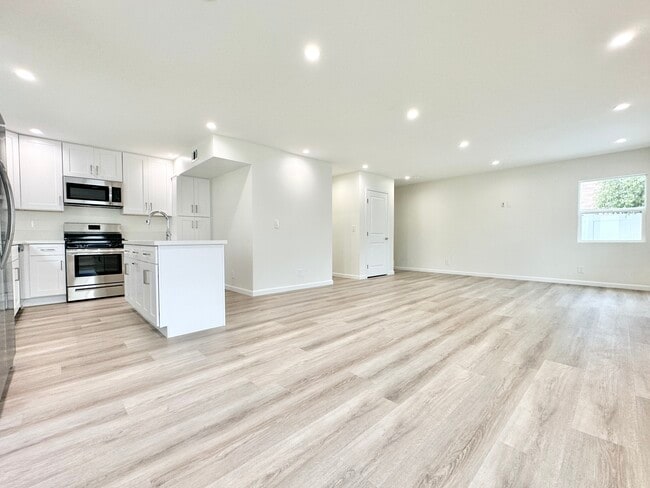 Building Photo - 1449 Livonia Ave
