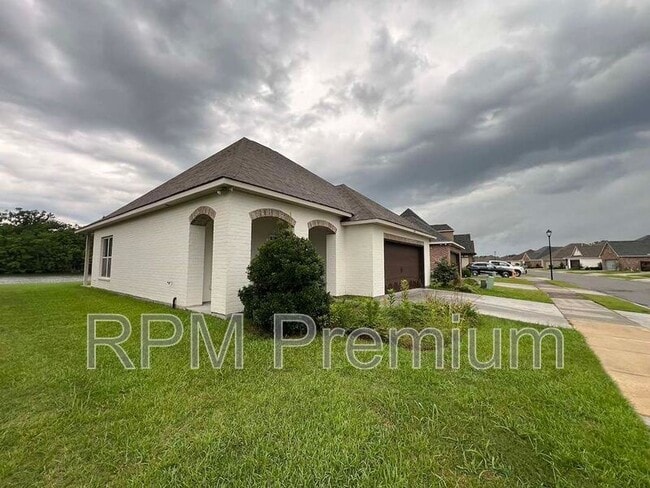 Building Photo - 6212 Lake Edge Dr