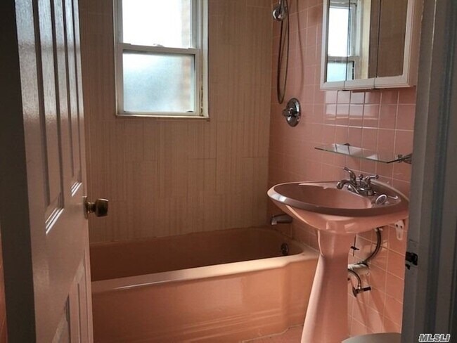 Foto del edificio - 48-04-48189 189th St