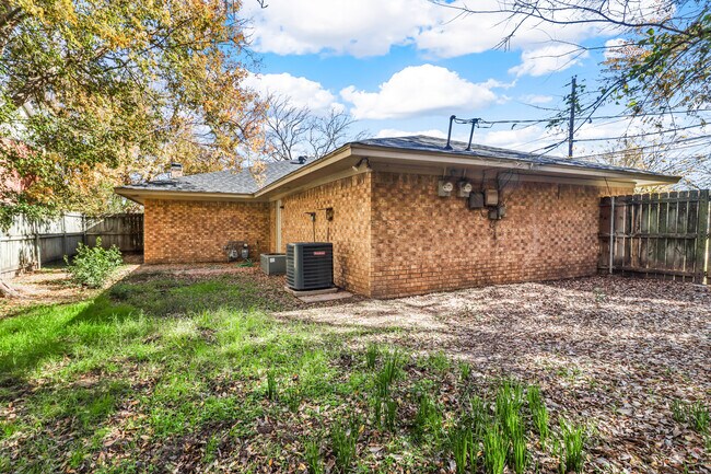 Building Photo - 1812 Archer Dr