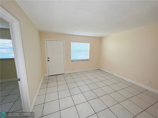 Foto del edificio - 2453 NW 8th Pl