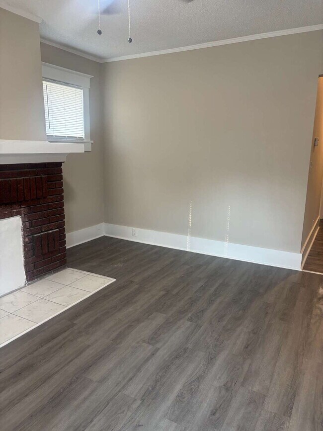 Foto del edificio - "Charming 3-Bedroom Home with Gleaming Hardwood Floors in Vibrant Memphis Neighborhood!"