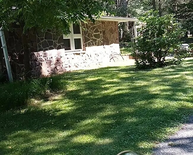 Foto del edificio - 37 Nesco Manor Rd