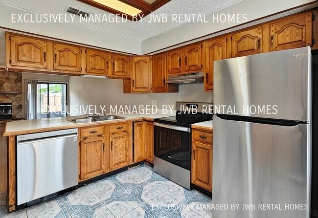 Building Photo - 5622 Bennington Dr