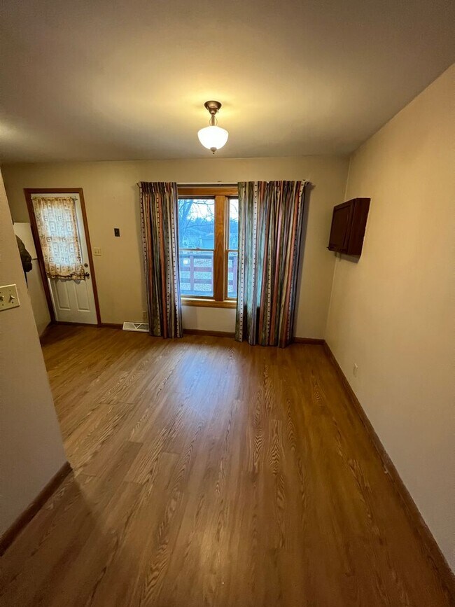 Building Photo - Three Bedroom!