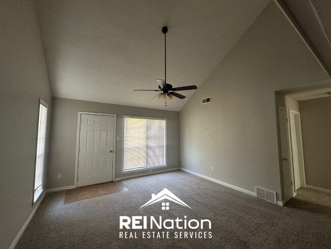 Building Photo - 3BR/1.5BA Memphis Rental with Soaring Ceilings & Functional Galley Kitchen