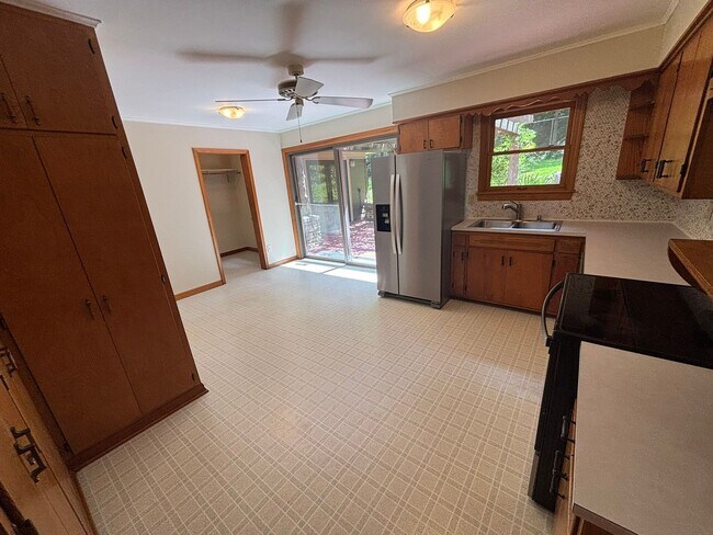 Foto del edificio - Mid-Century Modern 3-Bedroom, 2-Bathroom H...