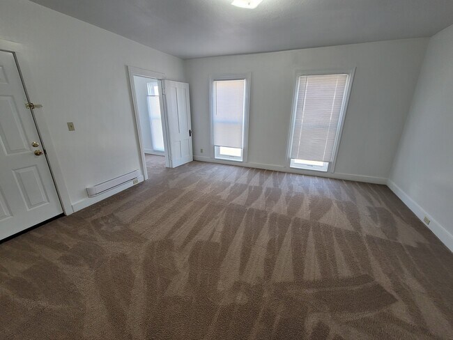 Foto del edificio - 327 W 9th St