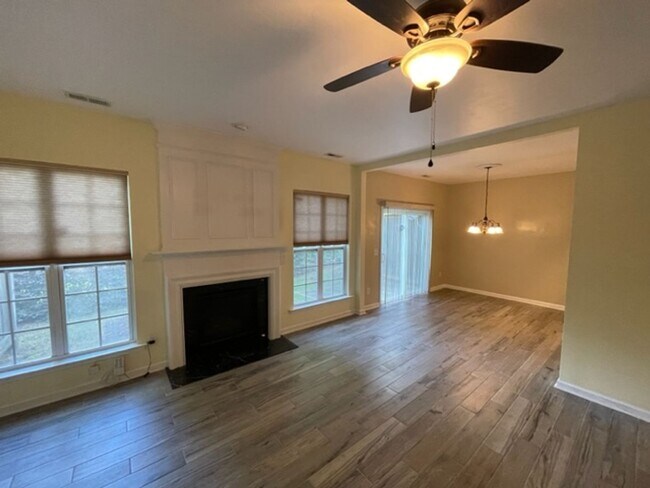 Foto del edificio - 8203 Saltwood Pl