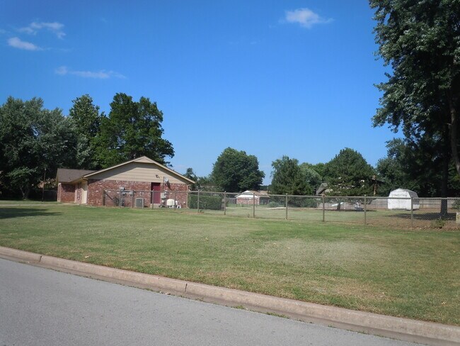 Foto del edificio - 7701 Briarwood Ave
