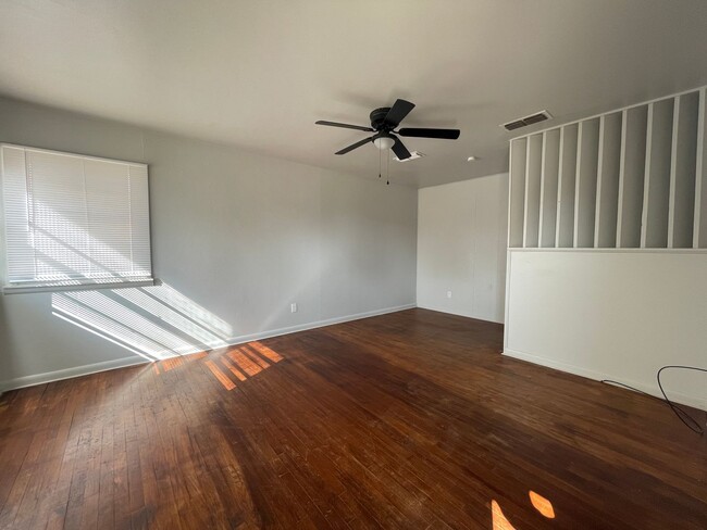 Building Photo - 2 Bed 1 Bath House with Garage