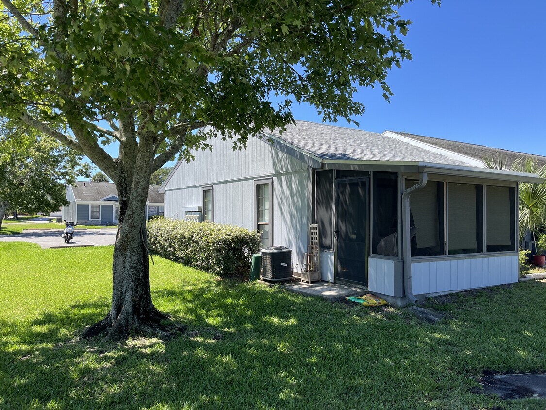 Building Photo - 1138 Fairvilla Dr