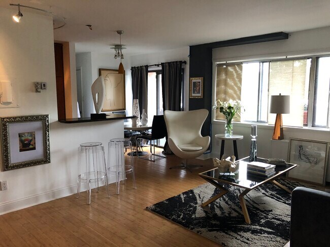 Living Room - 1501 South George Mason Drive