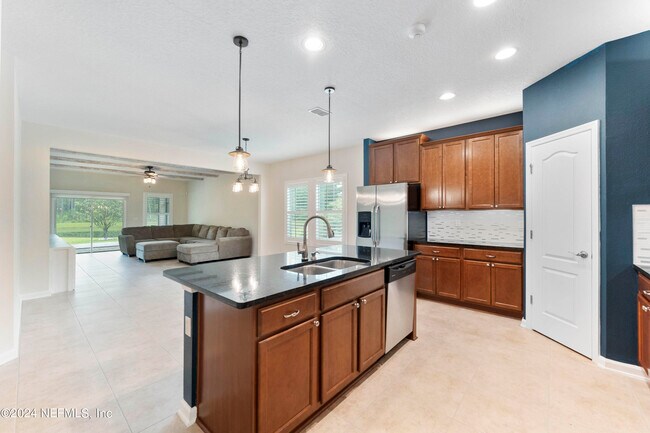 Building Photo - 325 Willow Ridge Dr