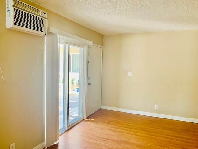 Building Photo - 1425 W Stoneridge Ct
