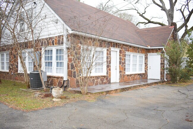 Building Photo - 511 King St