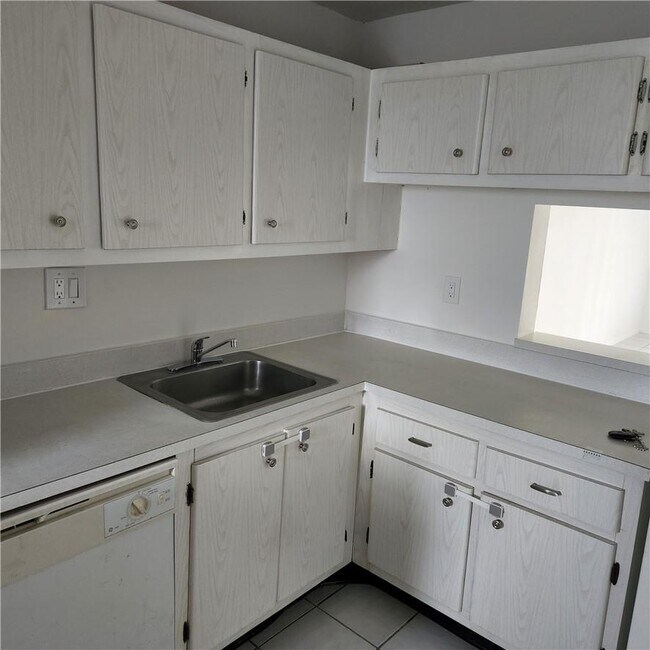 Foto del edificio - 8060 Colony Cir N