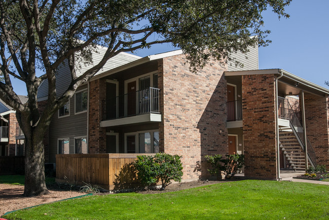 Exterior con Patios y balcones cerrados - Bedford Creek Apartments