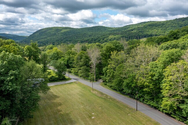 Foto del edificio - 60 Macedonia Brook Rd