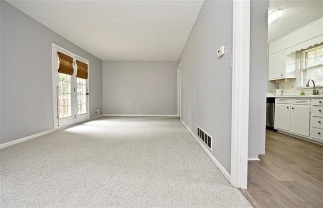 Foto del edificio - 2445 Holly Springs Rd