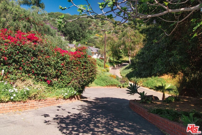 Building Photo - 1070 Norumbega Dr